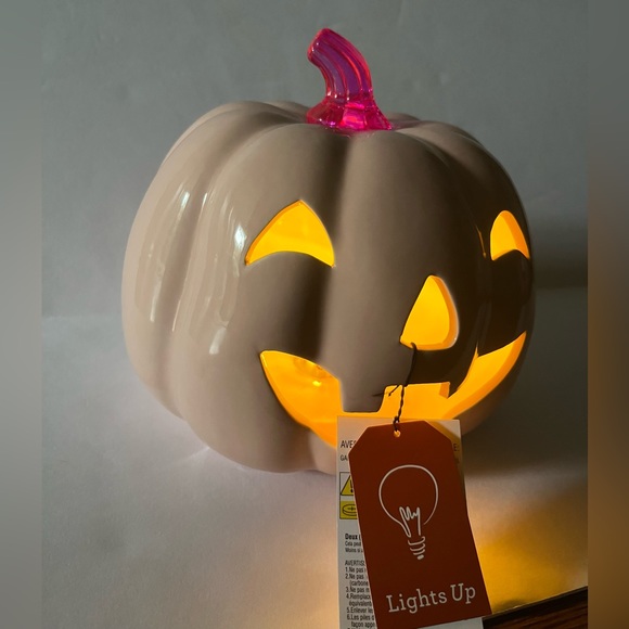 NWT 💖🎃💖 Goblin and Ghoul 8” LED Jack o lantern HOT PINK Ceramic Pumpkin - Picture 4 of 6